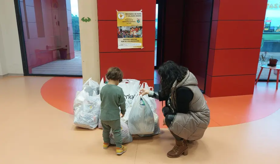 Dos personas dejando alimentos b&aacute;sicos para los afectados por la DANA. / AP