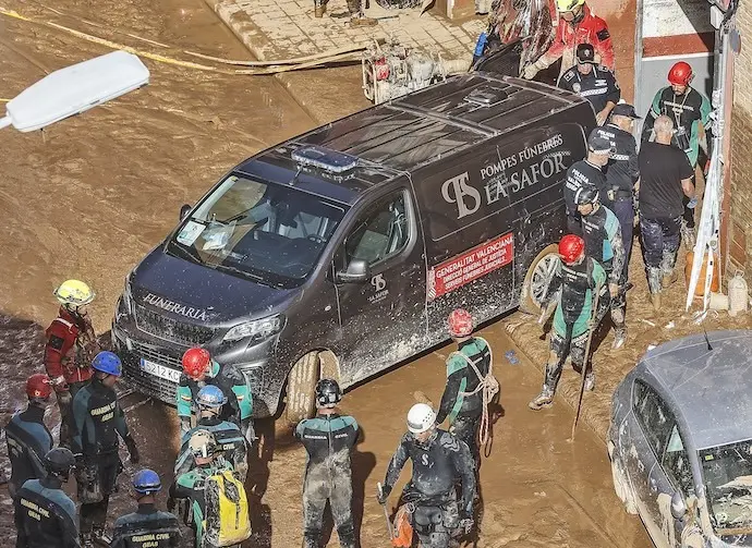 Un furg&oacute;n de la funeraria sale de un garaje con cad&aacute;veres localizados tras el paso de la DANA, en el barrio de la Torre, a 31 de octubre de 2024, en Valencia, Comunidad Valenciana (Espa&ntilde;a).  Esta ma&ntilde;ana se han reanudado las labores de b&uacute;squeda de los desaparecidos en las zonas afectadas por la ana en la Comunidad Valenciana, que se ha cobrado la vida de m&aacute;s de 100 personas, por el momento. Adem&aacute;s, los da&ntilde;os materiales son incontables con carreteras cortadas y zonas aisladas por el agua, el barro y los corrimientos de tierra. Muchos municipios est&aacute;n sin agua potable y unas 75.000 personas se encuentran sin suministro el&eacute;ctrico en la provincia de Valencia a consecuencia del temporal. Esta DANA es la cat&aacute;strofe atmosf&eacute;rica m&aacute;s tr&aacute;gica que se haya registrado en Espa&ntilde;a en m&aacute;s de medio siglo.

Rober Solsona / Europa Press
31 OCTUBRE 2024;VALENCIA;VICTIMAS;DANA
31/10/2024