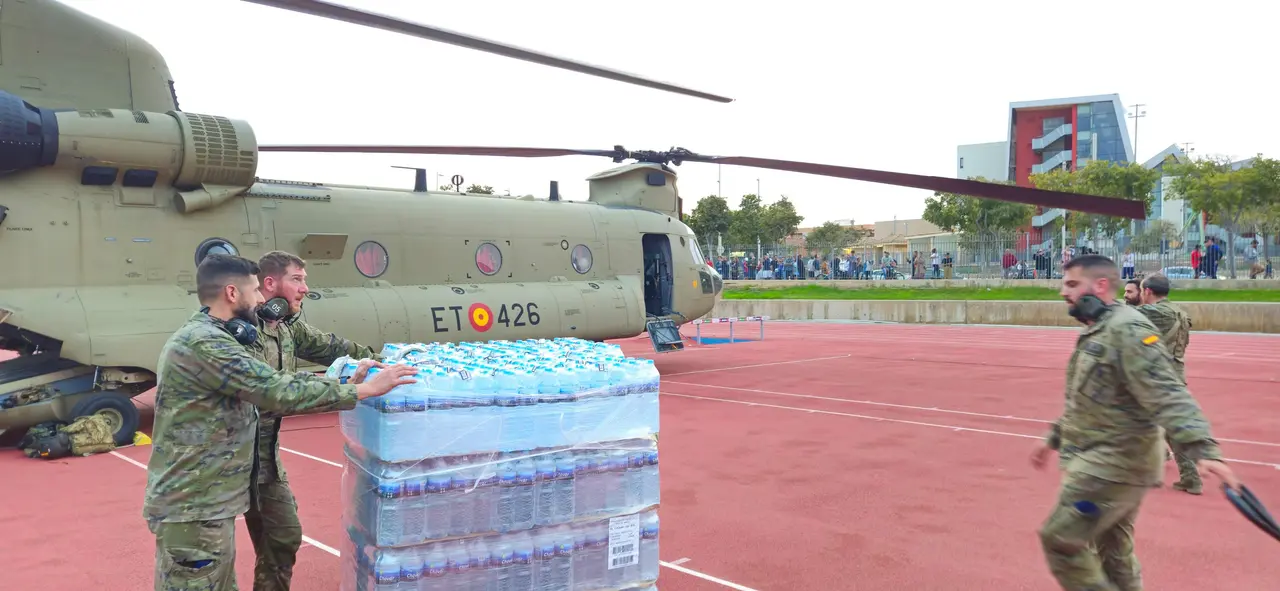 🔴&iexcl;Buenas noches! El #EjercitodeTierra refuerza su despliegue para apoyar a los afectados por la #dana. Ma&ntilde;ana se incorporan al despliegue  300 militares m&aacute;s del Ej&eacute;rcito junto a m&aacute;s medios.
☑ Hoy han seguido sin descanso los trabajos de apoyo y rescate por nuestro militares del Mando de Operaciones Especiales del E.T. #MOE y de los helic&oacute;pteros de las Fuerzas Aerom&oacute;viles del E.T. #FAMET.
&iexcl;Vamos a estar ah&iacute; con todo lo necesario!