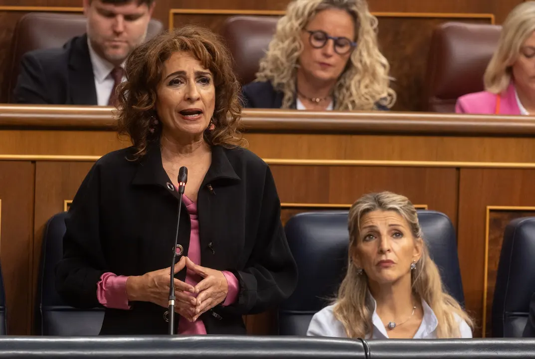La vicepresidenta segunda y ministra de Hacienda, Mar&iacute;a Jes&uacute;s Montero, interviene durante una sesi&oacute;n de control al Gobierno, en el Congreso de los Diputados. / Eduardo Parra