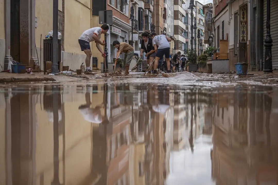EuropaPress_6314477_varias_personas_colaboran_labores_limpieza_31_octubre_2024_aldaia_valencia