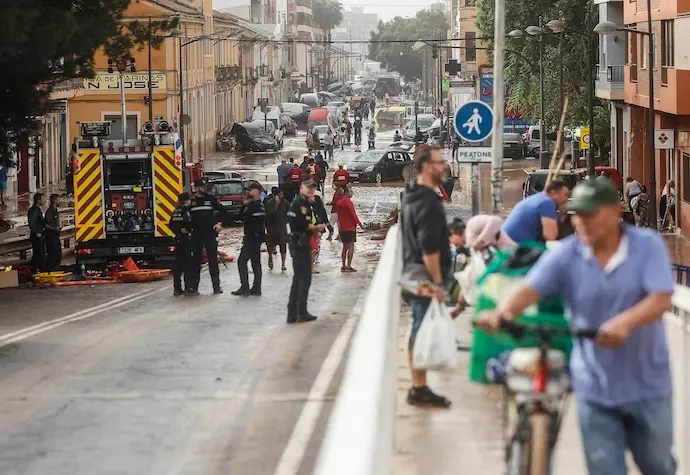 Bomberos tras el paso de la DANA por el barrio de La Torre de Valencia, a 30 de octubre de 2024, en Valencia, Comunidad Valenciana (Espa&ntilde;a). La Comunitat Valenciana ha registrado la gota fr&iacute;a "m&aacute;s adversa" del siglo en la regi&oacute;n. La Generalitat ha activado el procedimiento de m&uacute;ltiples v&iacute;ctimas por "prevenci&oacute;n de lo que pueda venir", despu&eacute;s de que el primer balance apunte a 51 v&iacute;ctimas mortales como consecuencia del temporal. En estos momentos, todav&iacute;a hay personas esperando a ser rescatadas y puntos sin cobertura de telefon&iacute;a y sin luz.
30 OCTUBRE 2024;DANA
Rober Solsona / Europa Press
30/10/2024