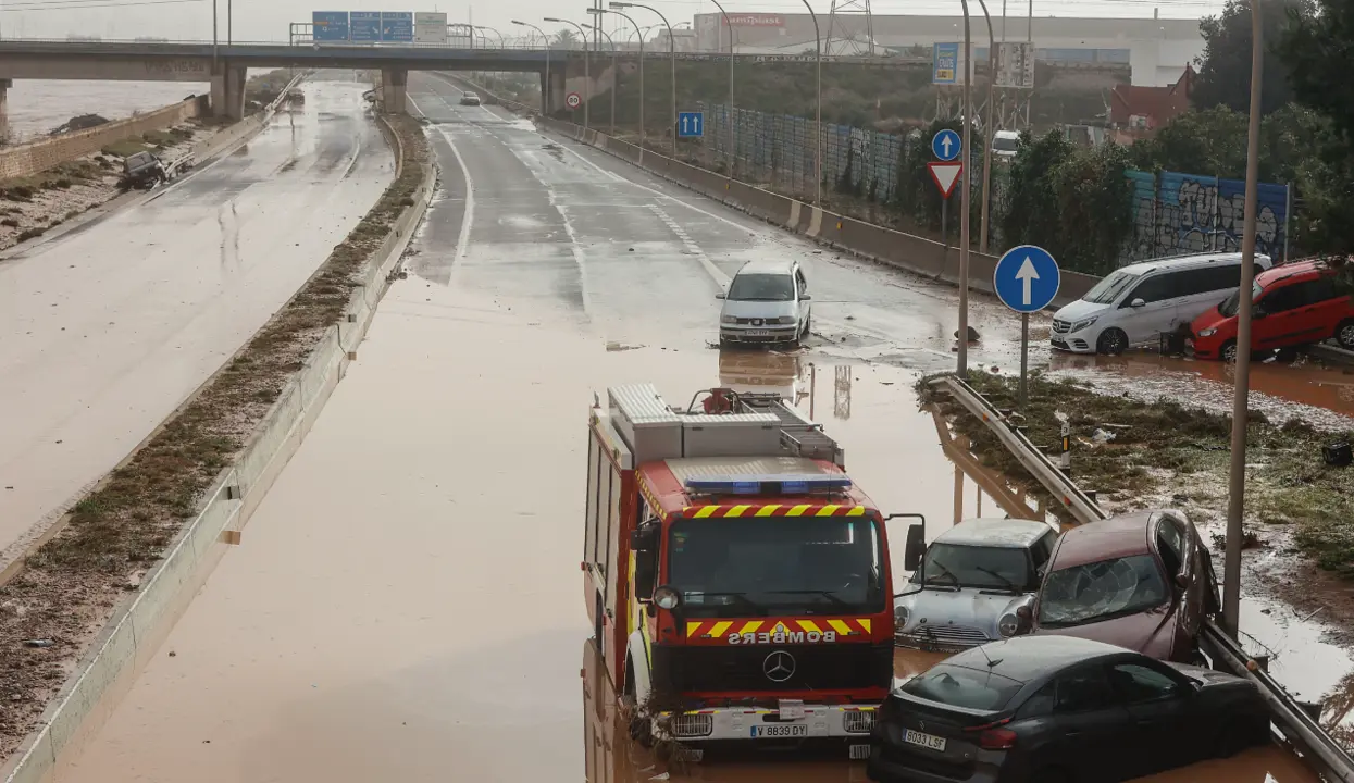 Vehículos en la V-30 tras el paso de la DANA y la subida del cauce del río Turia, a 30 de octubre de 2024, en Valencia, Comunidad Valenciana (España). La Comunitat Valenciana ha registrado la gota fría "más adversa" del siglo en la región. La Generalitat ha activado el procedimiento de múltiples víctimas por "prevención de lo que pueda venir", después de que el primer balance apunte a 51 víctimas mortales como consecuencia del temporal. En estos momentos, todavía hay personas esperando a ser rescatadas y puntos sin cobertura de telefonía y sin luz.
30 OCTUBRE 2024;DANA
Rober Solsona / Europa Press