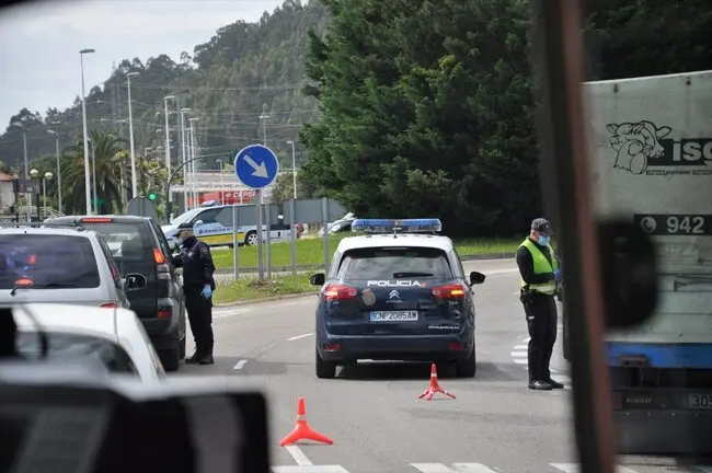 La Polic&iacute;a realizando un control en la rotonda cerca del I.E.S. Besaya de Torrelavega. / S.D.