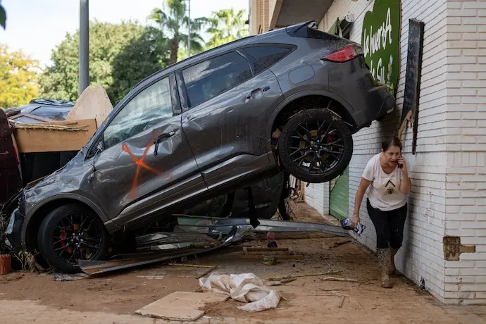 Un coche en una zona afectada por la DANA, a 2 de noviembre de 2024, en Alfafar, Valencia, Comunidad Valenciana (Espa&ntilde;a). M&aacute;s de 200 voluntarios de Protecci&oacute;n Civil de toda Espa&ntilde;a est&aacute;n participando en las tareas de emergencia como consecuencia de la DANA que el pasado 29 de octubre afect&oacute; a la provincia de Valencia. La cifra de fallecidos por el temporal es m&aacute;s de 210, y desde ayer, 1 de noviembre, se ha restringido el acceso con veh&iacute;culos privados a los municipios afectados.

Lorena Sop&ecirc;na / Europa Press
02 NOVIEMBRE 2024;MUNICIPIOS;AFECTADOS;DANA;TEMPORAL;MUERTOS
02/11/2024