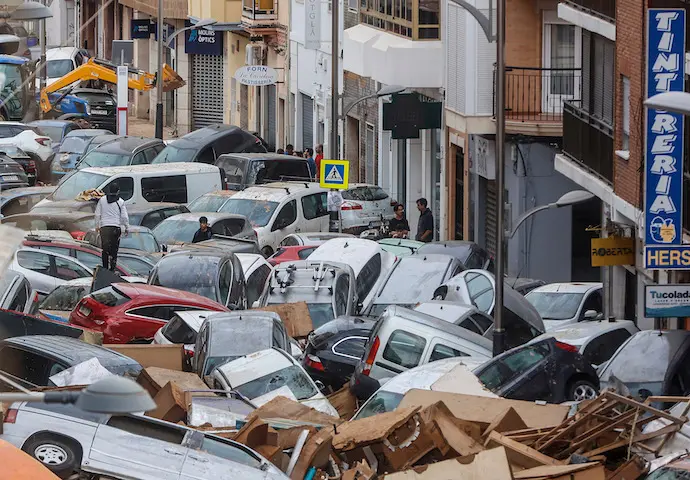Decenas de coches amontonados. / EP