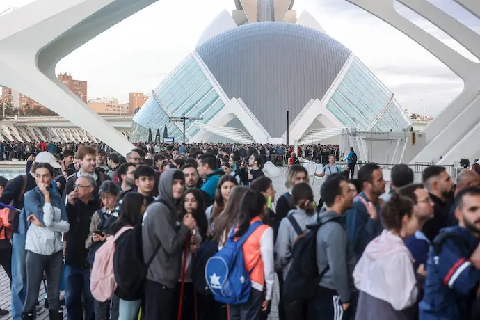 Cientos de voluntarios en la Ciudad de las Artes y las Ciencias, a 2 de noviembre de 2024, en Valencia, Comunidad Valenciana (Espa&ntilde;a). M&aacute;s de 200 voluntarios de Protecci&oacute;n Civil de toda Espa&ntilde;a est&aacute;n participando en las tareas de emergencia como consecuencia de la DANA que el pasado 29 de octubre afect&oacute; a la provincia de Valencia. La cifra de fallecidos por el temporal es m&aacute;s de 210, y desde ayer, 1 de noviembre, se ha restringido el acceso con veh&iacute;culos privados a los municipios afectados.

Rober Solsona / Europa Press
02 NOVIEMBRE 2024;MUNICIPIOS;AFECTADOS;DANA;TEMPORAL;MUERTOS
02/11/2024