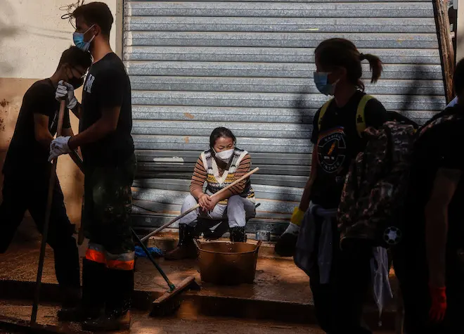 Decenas de voluntarios, a 2 de noviembre de 2024, en Alfafar, Valencia, Comunidad Valenciana (Espa&ntilde;a). M&aacute;s de 200 voluntarios de Protecci&oacute;n Civil de toda Espa&ntilde;a est&aacute;n participando en las tareas de emergencia como consecuencia de la DANA que el pasado 29 de octubre afect&oacute; a la provincia de Valencia. La cifra de fallecidos por el temporal es m&aacute;s de 210, y desde ayer, 1 de noviembre, se ha restringido el acceso con veh&iacute;culos privados a los municipios afectados.

Rober Solsona / Europa Press
02 NOVIEMBRE 2024;DANA;PROTECCI&Oacute;N CIVIL;VOLUNTARIOS;EJ&Eacute;RCITO;RIADA;BARRO;B&Uacute;SQUEDA;COCHE;REVISADO
02/11/2024