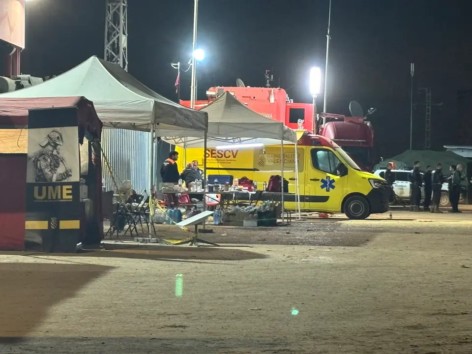 Vito Quiles, comparte esta foto. "Esta madrugada hemos visitado los puestos de mando en la Zona Cero".