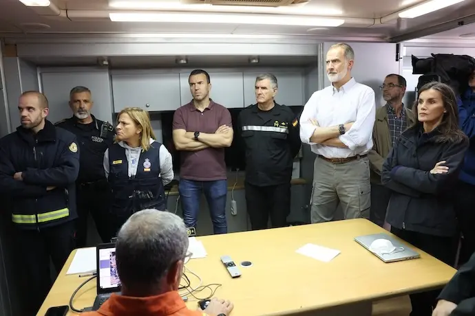 Los reyes durante su visita a la zona cero de la tragedia en Valencia.