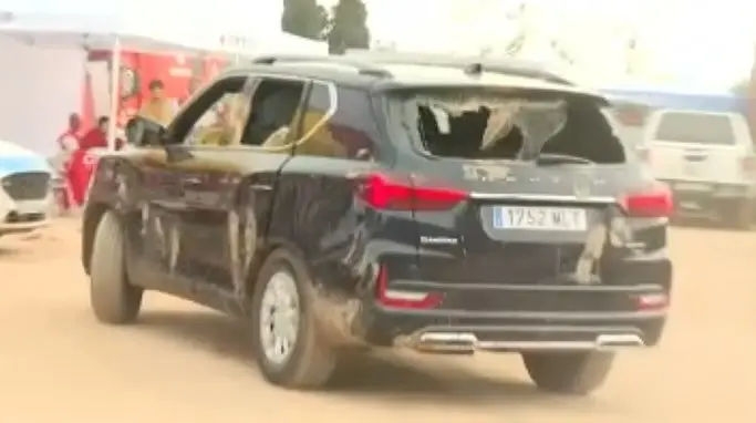 As&iacute; ha acabado el coche de Pedro S&aacute;nchez despu&eacute;s de huir de Paiporta, Valencia.