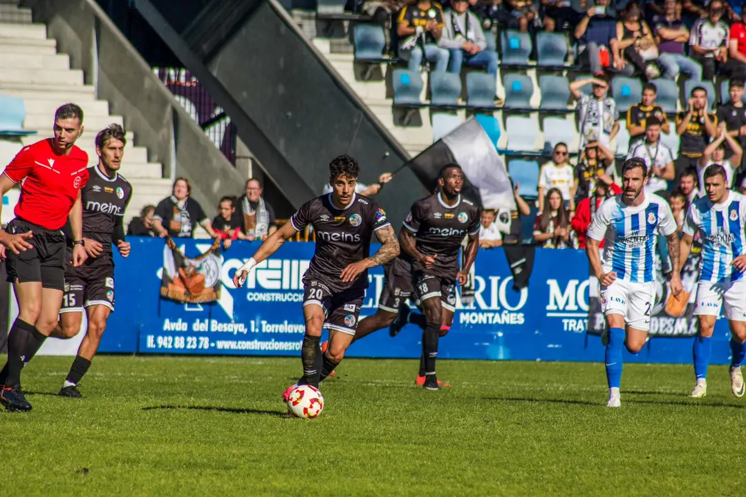 La Gimn&aacute;stica de Torrelavega sufre su tercera derrota consecutiva en casa ante el Salamanca, que se impuso 1-2 tras aprovechar errores defensivos del conjunto local.