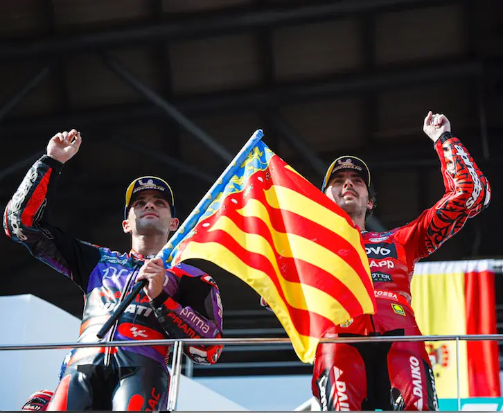 Pecco Bagnaia y Jorge Mart&iacute;n con la bandera de la Comunidad Valenciana. / MotoGP