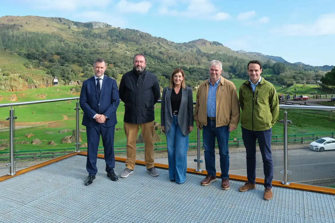 La presidenta de Cantabria en el nuevo mirador de elefantes. / Alerta
