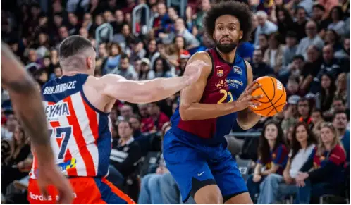 Parker trata de jugar ante la defensa de Burjanadze. / ACB PHOTO.