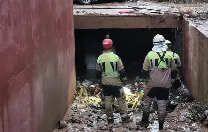 Bomberos de la DPZ buscan v&iacute;ctimas en los garajes. / EP