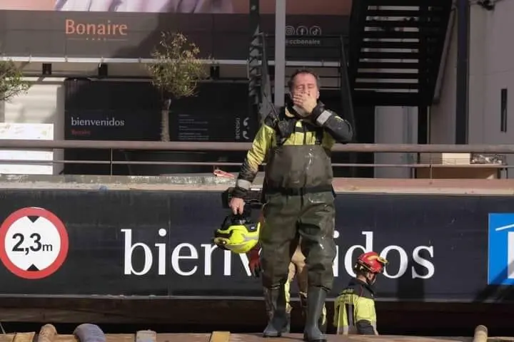 Efectivos de la UME junto al parking inundado del Centro Comercial Bonaire, a 3 de noviembre de 2024, en Valencia, Comunidad Valenciana (Espa&ntilde;a). La Generalitat valenciana ha decidido limitar durante la jornada de hoy el tr&aacute;nsito de personas en los municipios m&aacute;s afectados por la DANA, que el pasado 29 de octubre arras&oacute; la provincia de Valencia y que deja ya una cifra de fallecidos de m&aacute;s de 210. Adem&aacute;s, leer m&aacute;s se ha decretado un nivel de alerta naranja por lluvias de hasta 150 litros por metro cuadrado en estas zonas.
