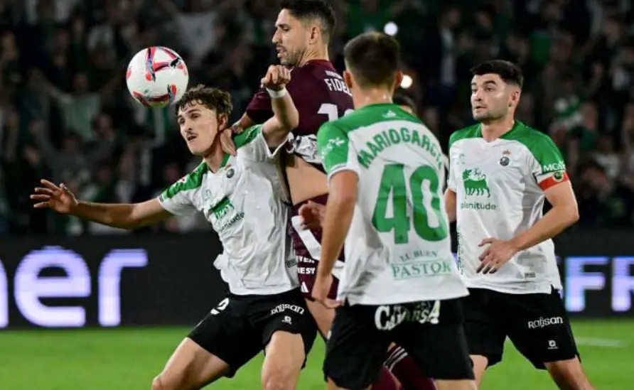 El mediapunta del Racing de Santander, Pablo Rodr&iacute;guez, intenta controlar un bal&oacute;n bajo la presi&oacute;n rival. / l.h.