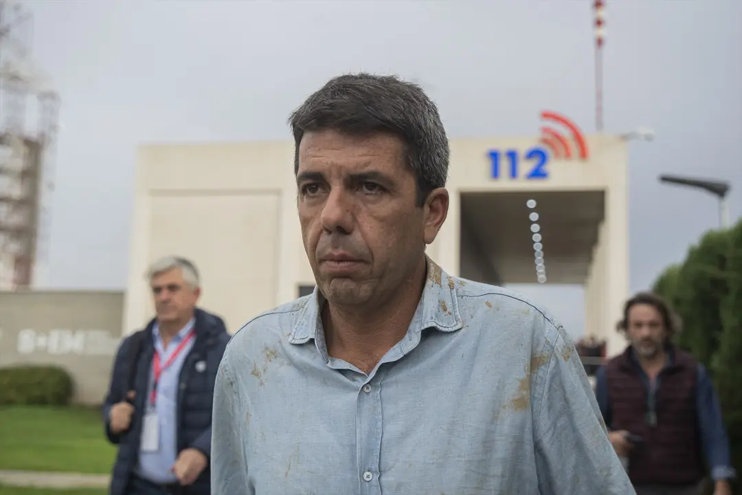 El presidente de la Generalitat valenciana, Carlos Maz&oacute;n, durante su visita al centro del 112. / Rober Solsona