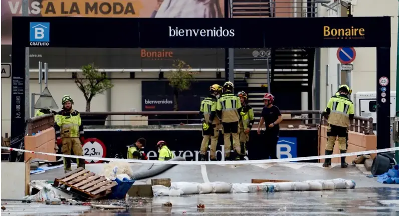 Los bomberos achican agua del centro comercial de Bonaire. / Eduardo Manzana