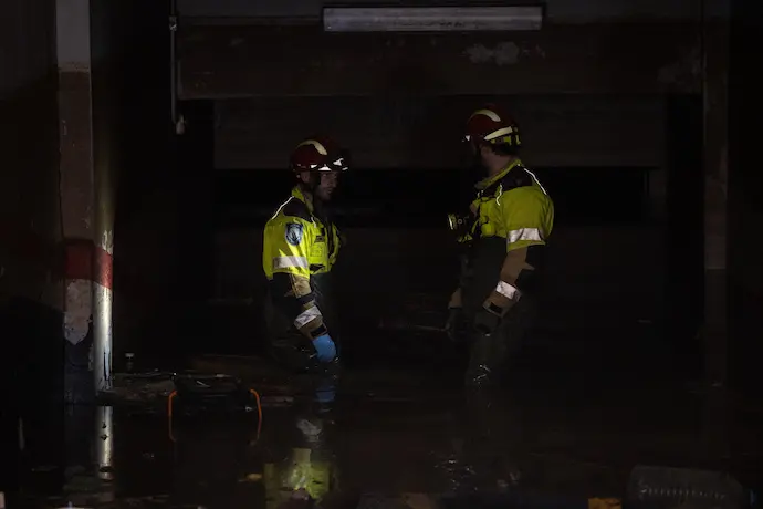 Dos bomberos en un garaje de Alfafar. / EP