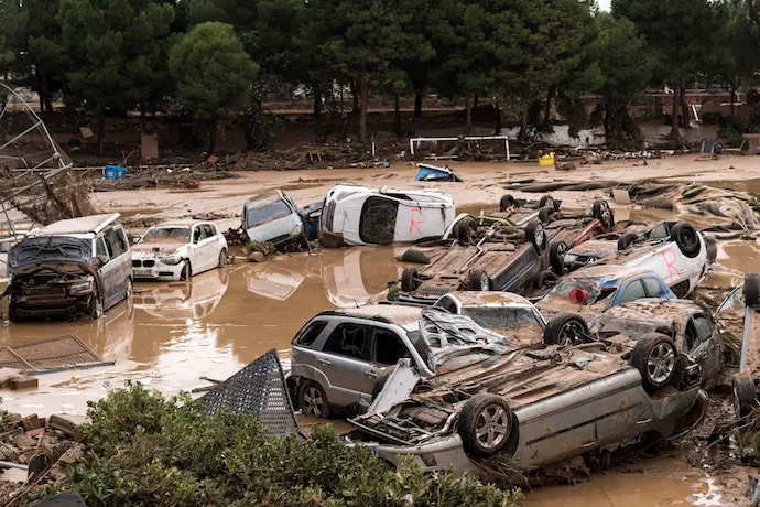 Varios coches afectados por la DANA en Paiporta. / EP