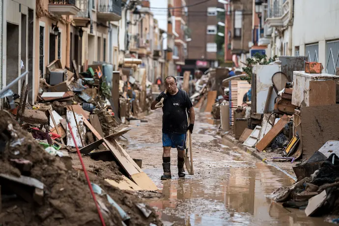 Un vecino de Paiporta en una calle inundada. / EP