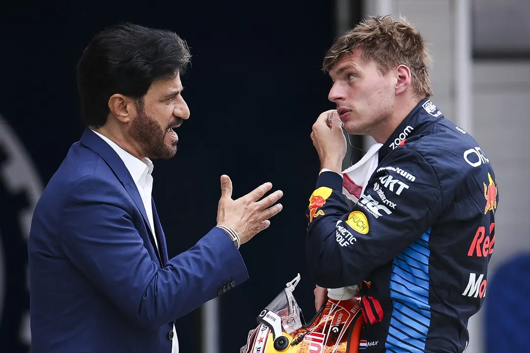 El presidente de la FIA, Mohammed ben Sulayem, y el piloto neerland&eacute;s Max Verstappen conversan en el Gran Premio de Budapest 2024. / Eric Alonso