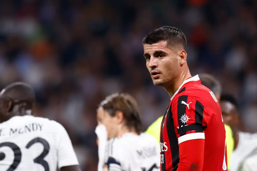 El delantero del AC Milan &Aacute;lvaro Morata, ante el Real Madrid en la Champions League 2024/25. / Dennis Agyeman