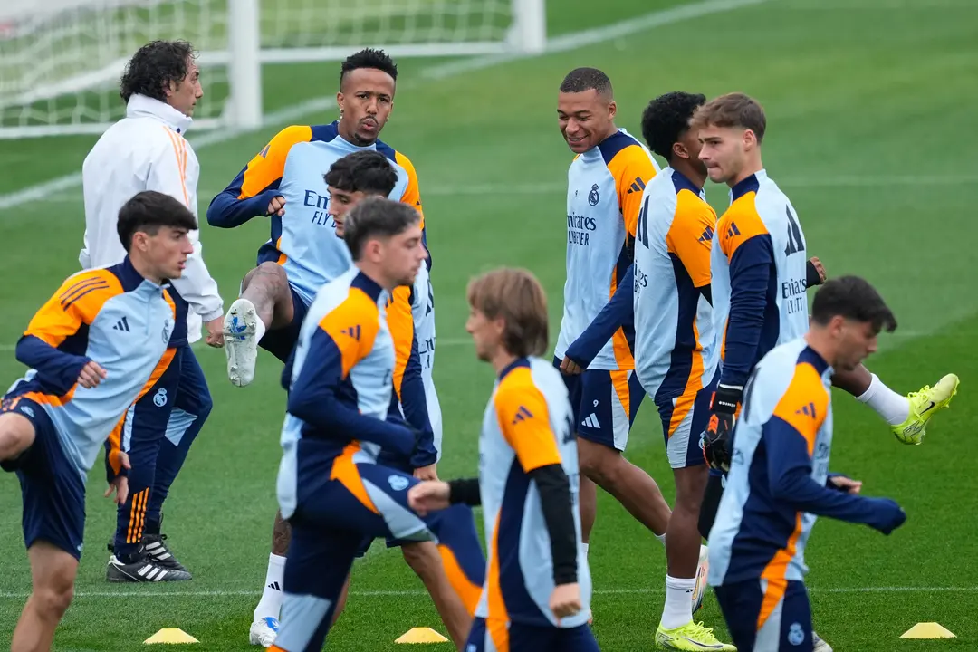 Los jugadores del Real Madrid durante el entrenamiento en Valdebebas. / EP