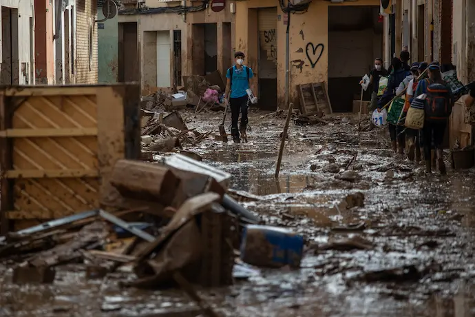 Varias personas en una de las zonas afectadas por la DANA, a 8 de noviembre de 2024, en Paiporta, Valencia, Comunidad Valenciana (Espa&ntilde;a). Diez d&iacute;as despu&eacute;s de la tragedia, los servicios de emergencia apuran hasta el l&iacute;mite la b&uacute;squeda de desaparecidos por la DANA en Valencia. El n&uacute;mero de v&iacute;ctimas mortales se mantiene en 219 y los desaparecidos por el momento, son 78. Hoy, el Gobierno ha anunciado que el pr&oacute;ximo Consejo de Ministros aprobar&aacute; nuevas ayudas para los afectados de la DANA, que se van a poder devolver en cinco o siete a&ntilde;os.

Alejandro Mart&iacute;nez V&eacute;lez / Europa Press
08 NOVIEMBRE 2024;DANA;TEMPORAL;EMERGENCIA;V&Iacute;CTIMAS;LLUVIA
08/11/2024