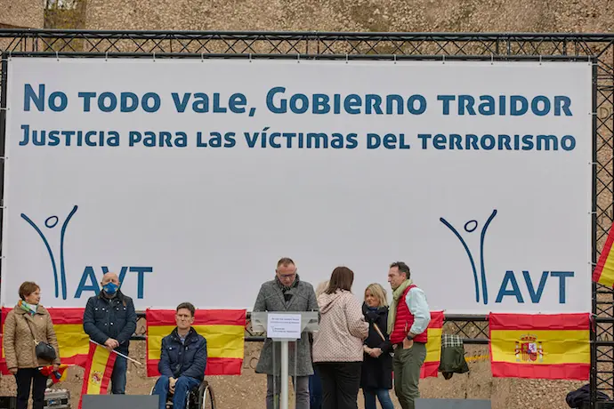 La Asociaci&oacute;n de V&iacute;ctimas del Terrorismo cpn un cartel en contra de la nueva ley que favorecer&aacute; a los etarras. / EP