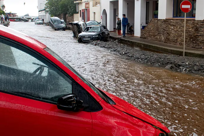Coches arrastrados por la riera en Cadaqu&eacute;s. / EP
