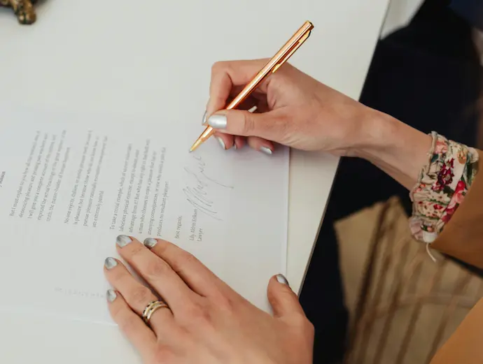 Una persona firmando un contrato. / A.E