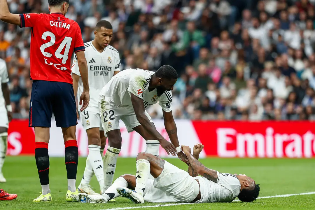 Militao se retuerce de dolor tras caer lesionado. / EP