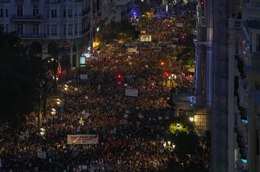 Manifestaci&oacute;n en Valencia para protestar por la gesti&oacute;n de la DANA. / Jorge Gil