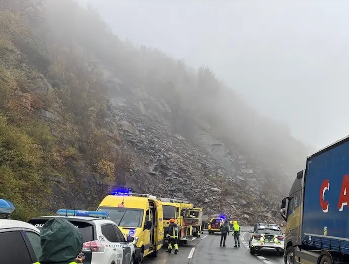 Cortada la AP-66 entre Le&oacute;n y Asturias por un desprendimiento de tierra y piedras. / EP
