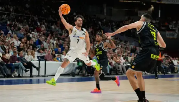 El jugador del Real Madrid, Facundo Campazzo, se dispone a dar un pase en salto. / ACB PHOTO