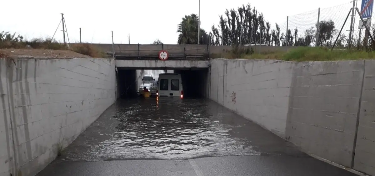 Una furgoneta atrapada en un t&uacute;nel de Alfafar. / EP