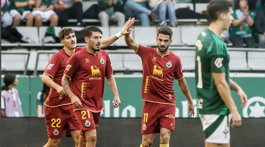 Andr&eacute;s y Pablo Rodriguez celebran el gol del de Aguadulce. / L.H.