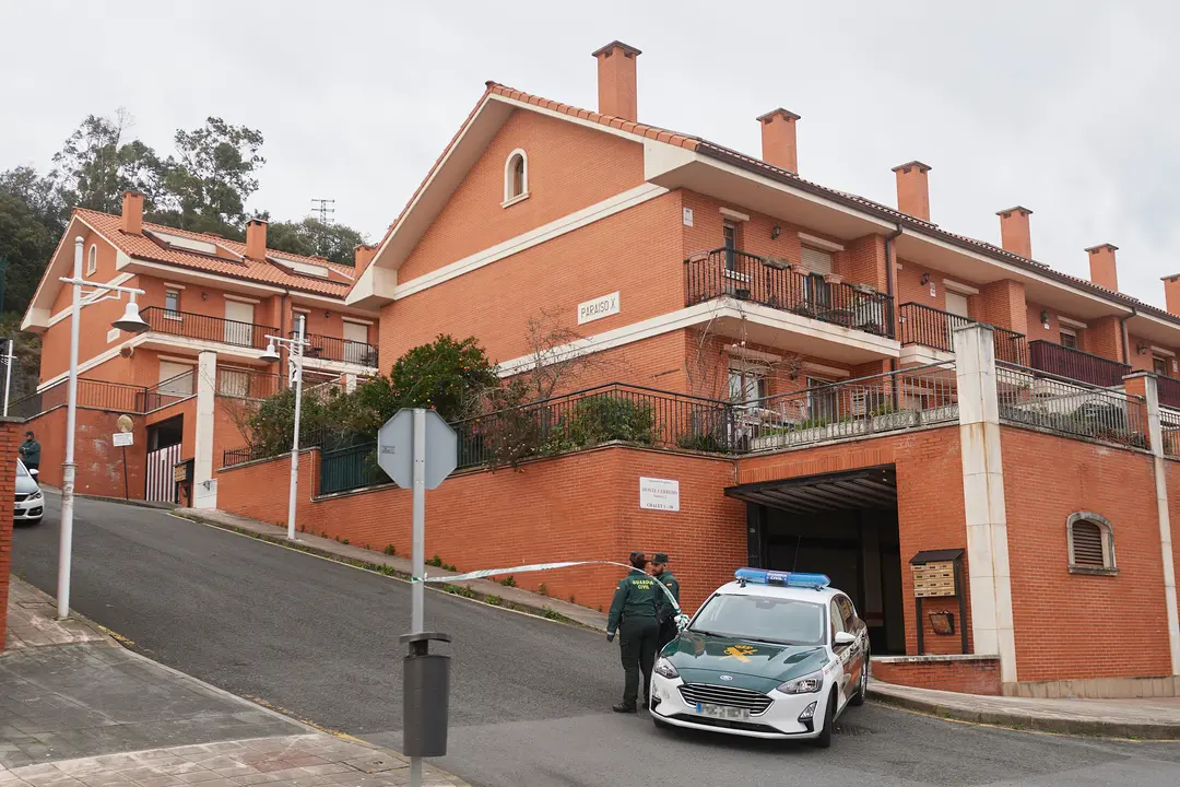 Un coche de la Guardia Civil frente a la vivienda donde han hallado el cuerpo sin vida de una mujer en Castro. / C. Ortiz