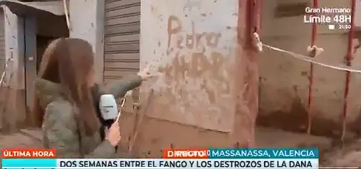 Momento en el que la reportera ense&ntilde;a la pintada. / Red X