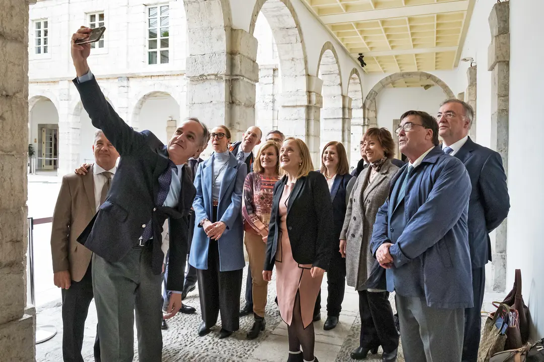 La consejera Isabel Urrutia present&oacute; las cuentas de su departamento a los grupos del Parlamento de Cantabria. / Alerta
