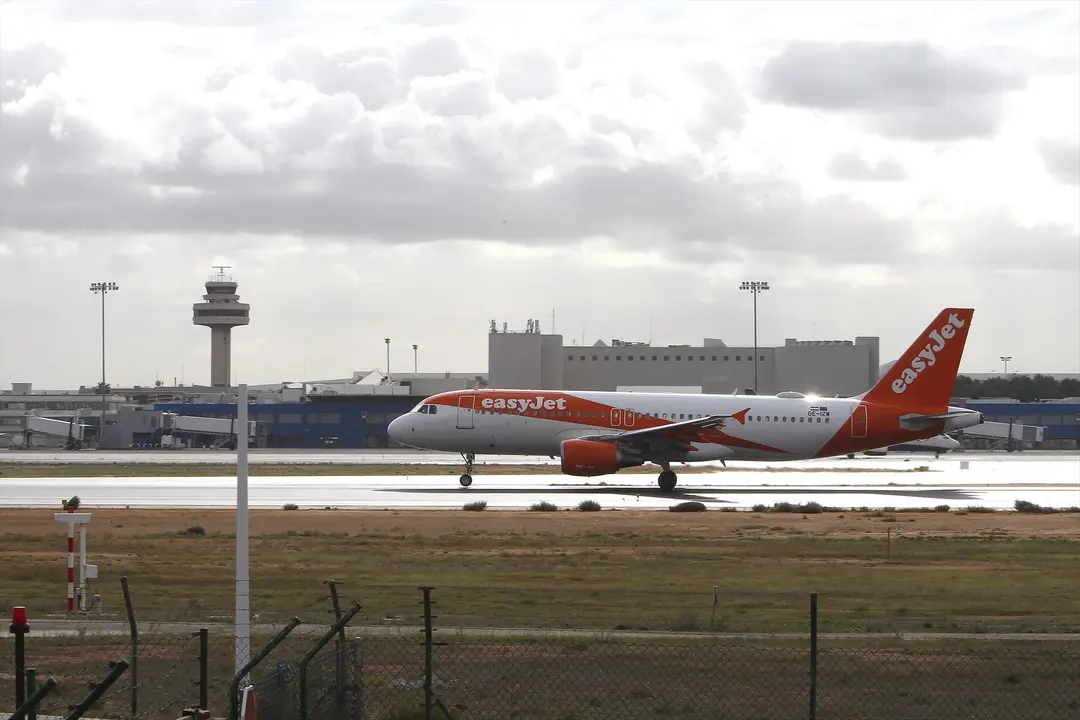 Un avi&oacute;n en una de las pistas del aeropuerto de Palma. / Isaac Buj