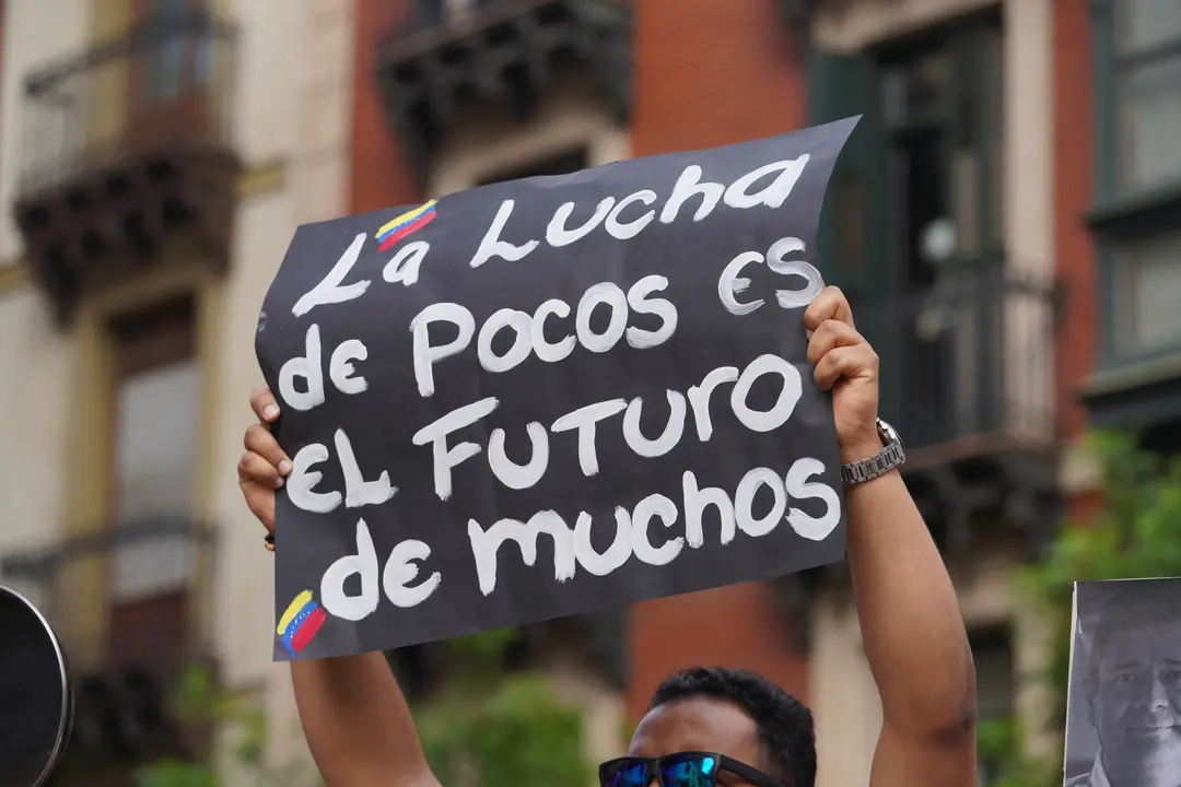 Un hombre con un cartel durante una cacerolada. / I&ntilde;aki Berasaluce