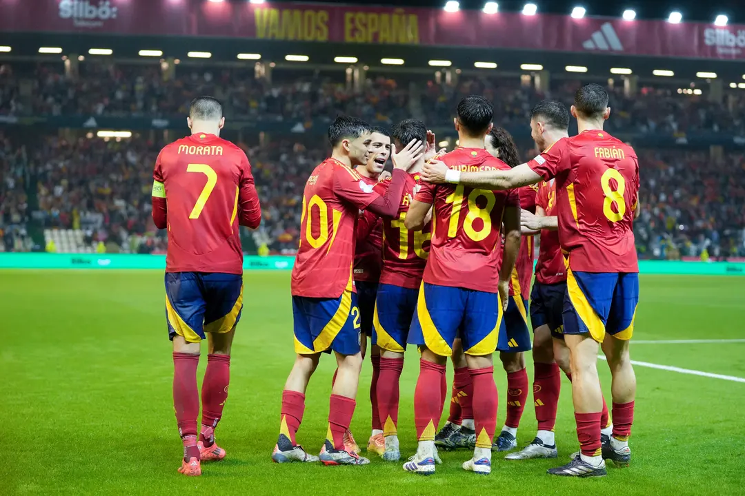 Espa&ntilde;a celebra el gol de &Aacute;lex Baena ante Serbia. / EP