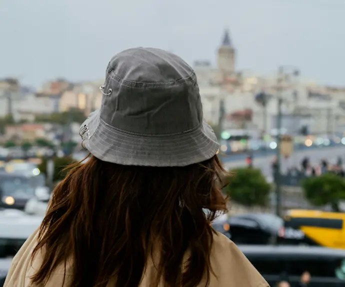 Una persona da un paseo en un d&iacute;a nublado. / A.E