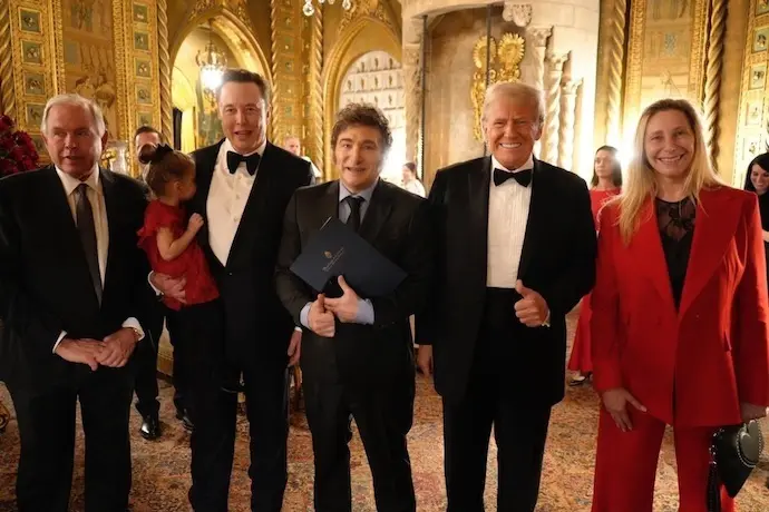 El presidente de Argentina, Javier Milei, junto al presidente electo de Estados Unidos, Donald Trump, y el multimillonario Elon Musk. / MANUEL ADORNI
