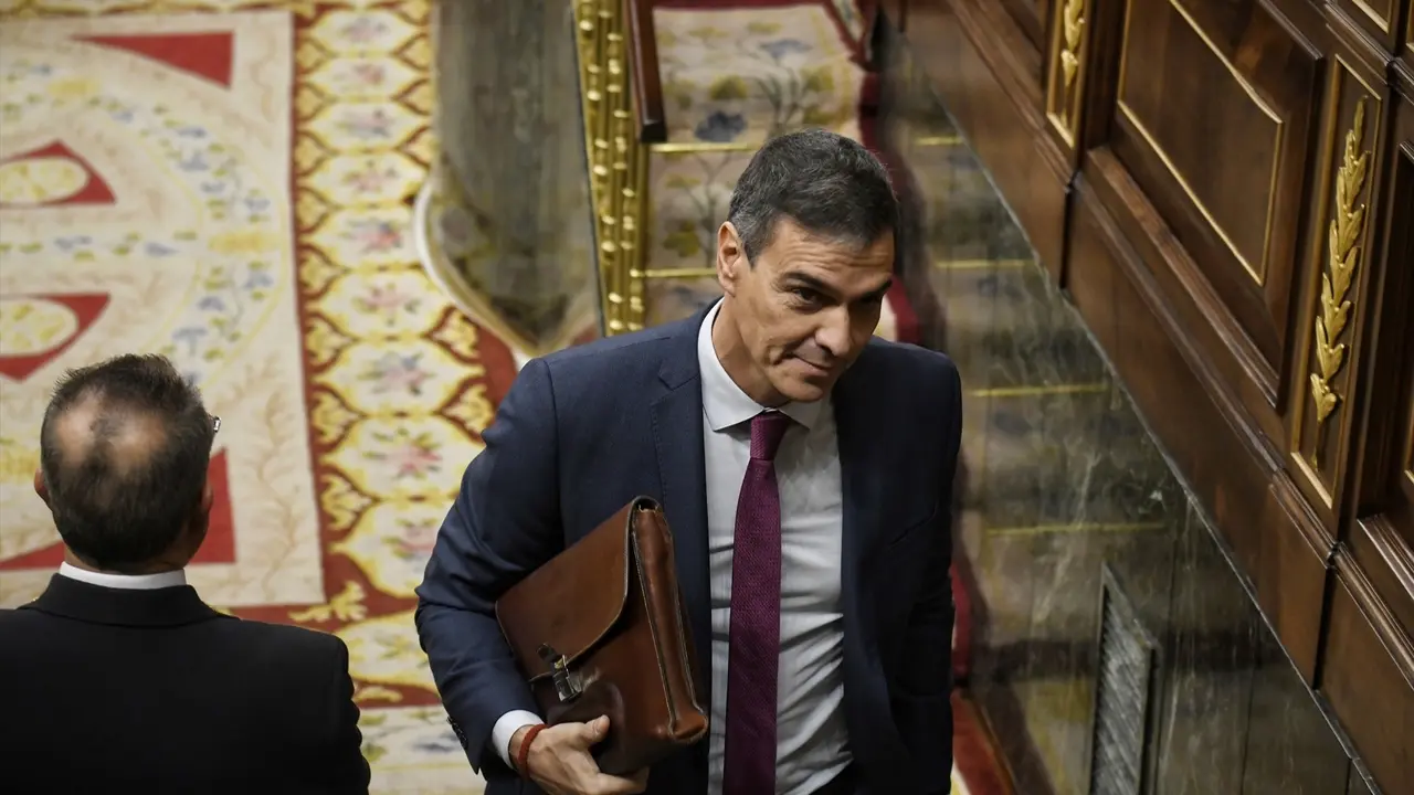 El presidente del Gobierno, Pedro S&aacute;nchez, sale de una sesi&oacute;n de control al Gobierno. / Fernando S&aacute;nchez
