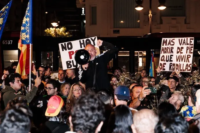 Decenas de personas durante una manifestaci&oacute;n contra S&aacute;nchez y Maz&oacute;n en la Plaza de San Agust&iacute;n, a 16 de noviembre de 2024, en Valencia, Comunidad Valenciana (Espa&ntilde;a). La organizaci&oacute;n juvenil de extrema derecha Revuelta ha convocado manifestaciones en Madrid y Valencia para exigir la dimisi&oacute;n del presidente del Gobierno, Pedro S&aacute;nchez, y del presidente de la Generalitat Valenciana, Carlos Maz&oacute;n, por su gesti&oacute;n de la cat&aacute;strofe provocada por la DANA en Valencia.

Carlos Luj&aacute;n / Europa Press
16 NOVIEMBRE 2024;MANI;MANIFESTACI&Oacute;N;REVUELTA;PROTESTA;DANA;DIMISI&Oacute;N;VAL&Egrave;NCIA;CONCENTRACI&Oacute;N;GESTI&Oacute;N
16/11/2024